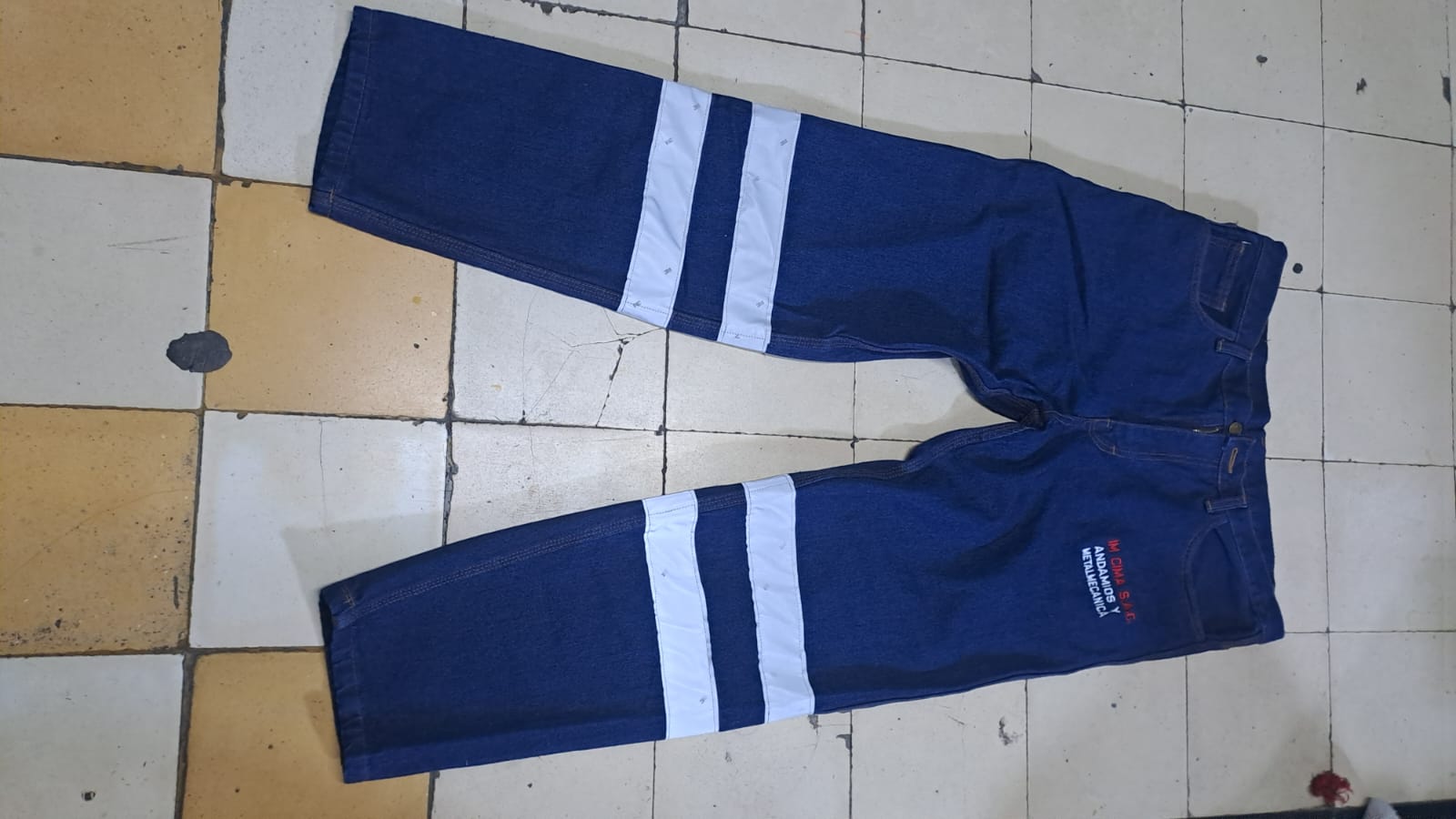 Pantalón azul con reflectivos