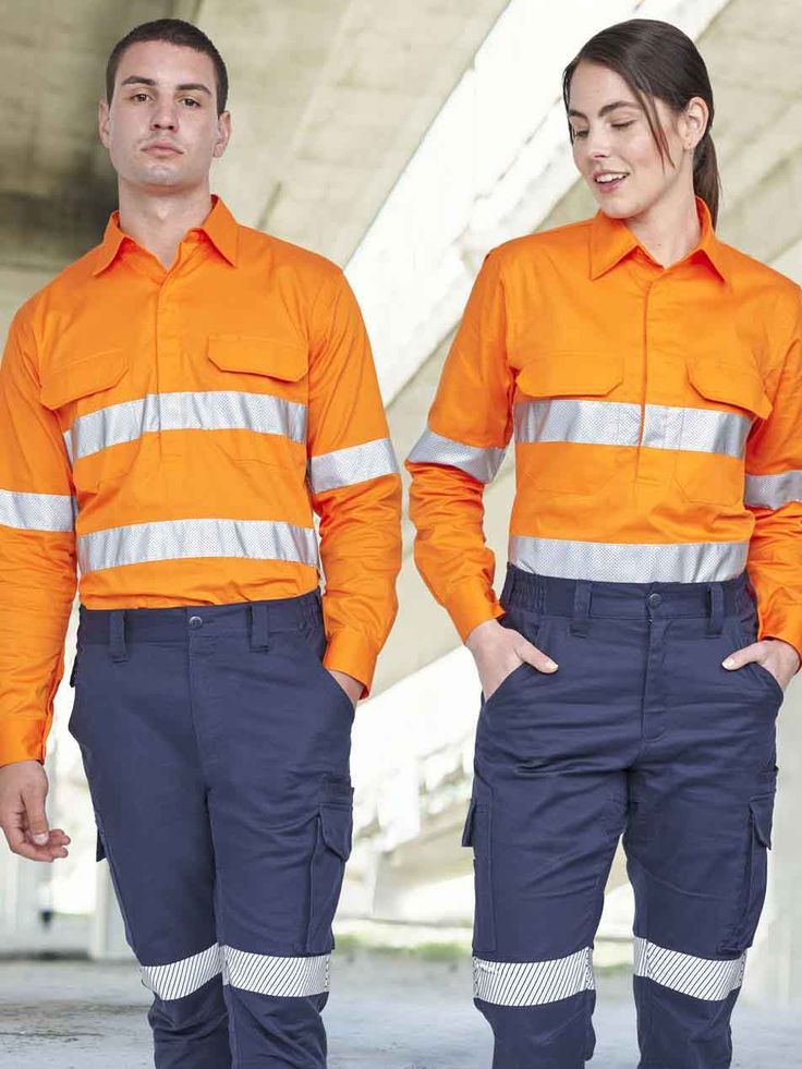 Camisa naranja y pantalón azul